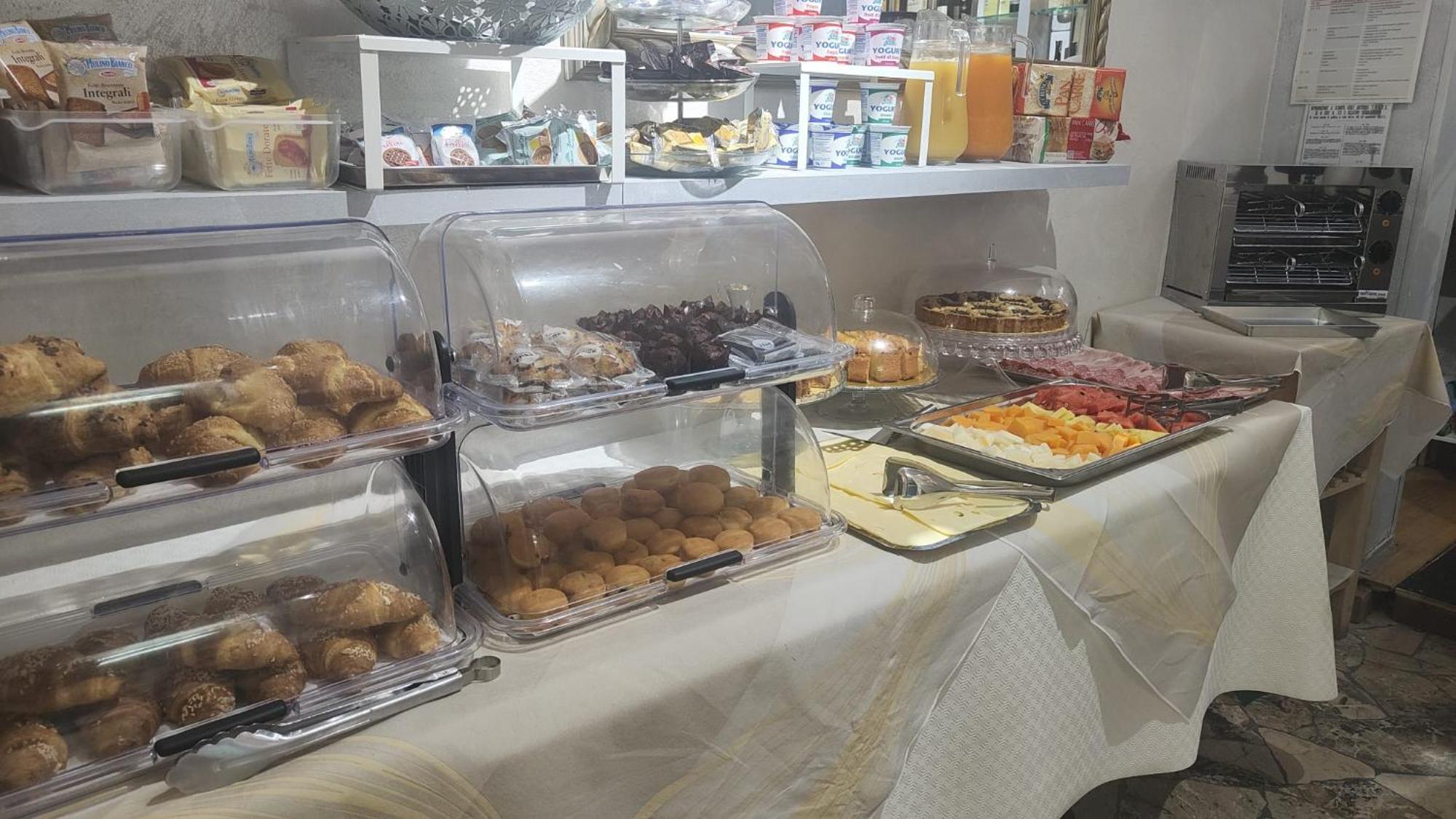 רימיני Hotel Eriale מראה חיצוני תמונה
