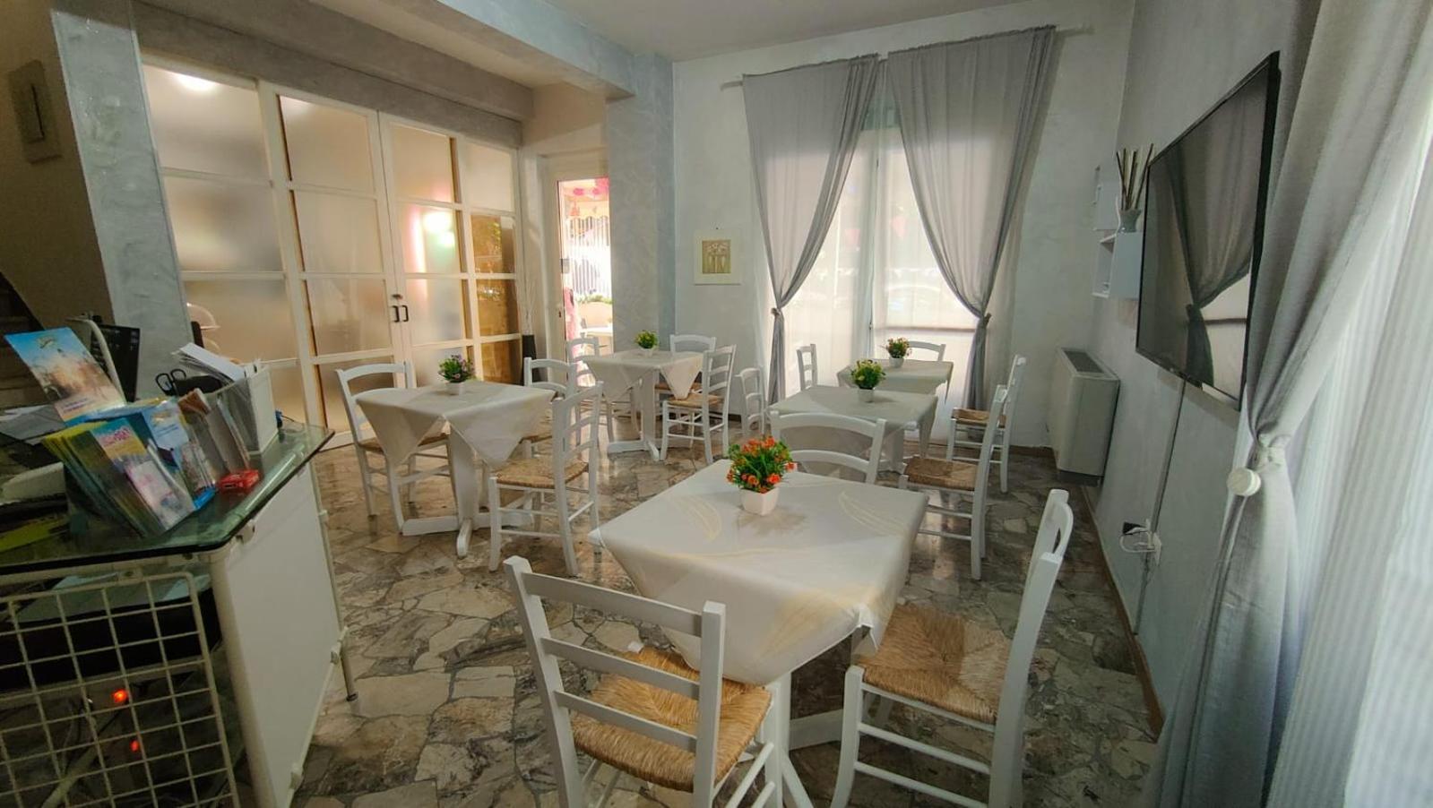 רימיני Hotel Eriale מראה חיצוני תמונה
