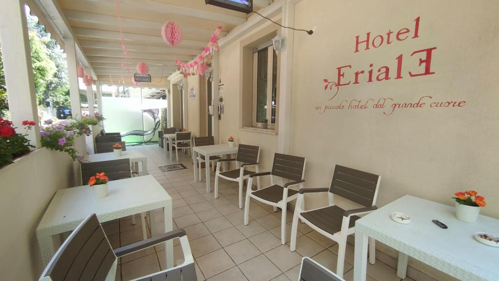 רימיני Hotel Eriale מראה חיצוני תמונה