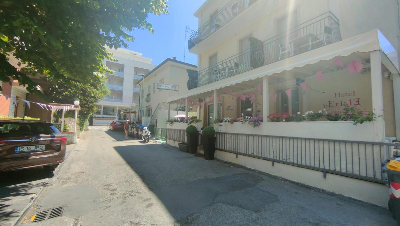רימיני Hotel Eriale מראה חיצוני תמונה