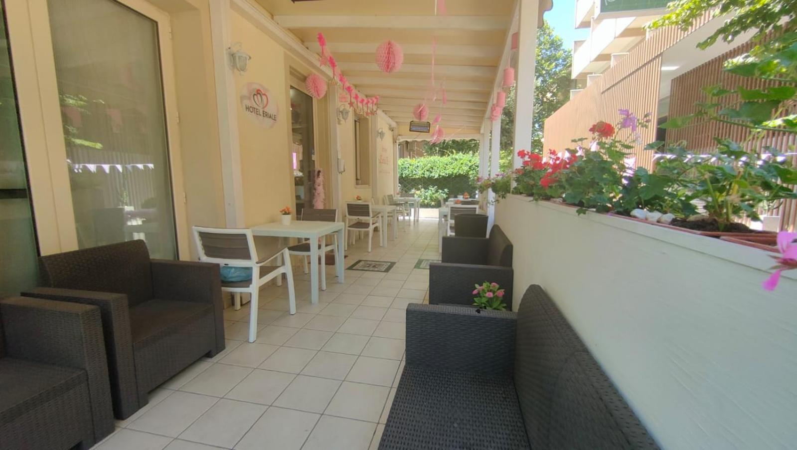 רימיני Hotel Eriale מראה חיצוני תמונה