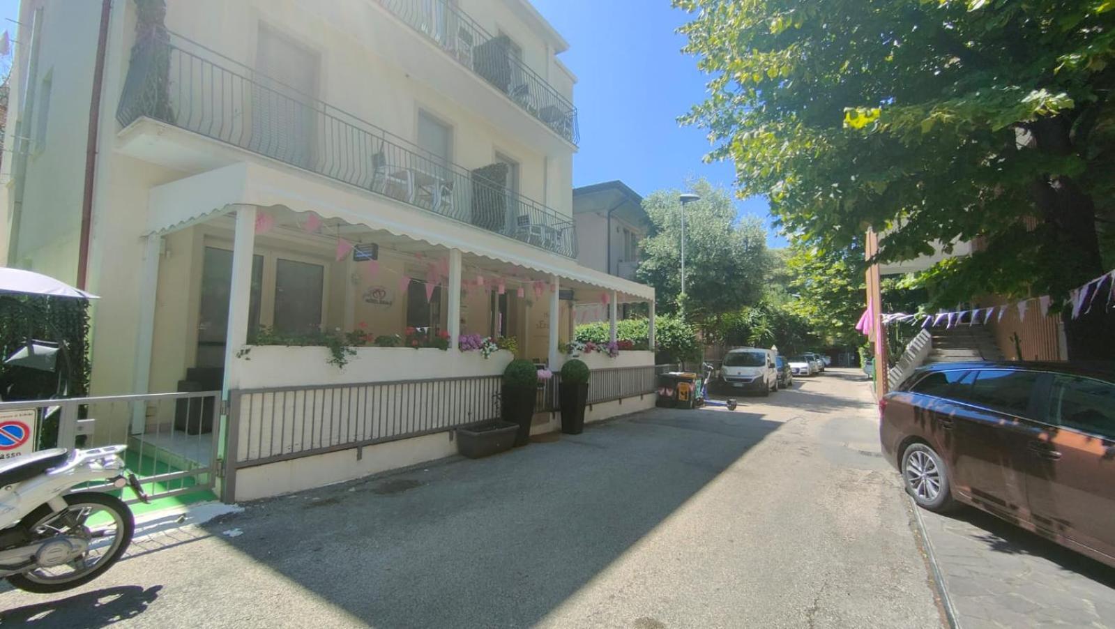 רימיני Hotel Eriale מראה חיצוני תמונה
