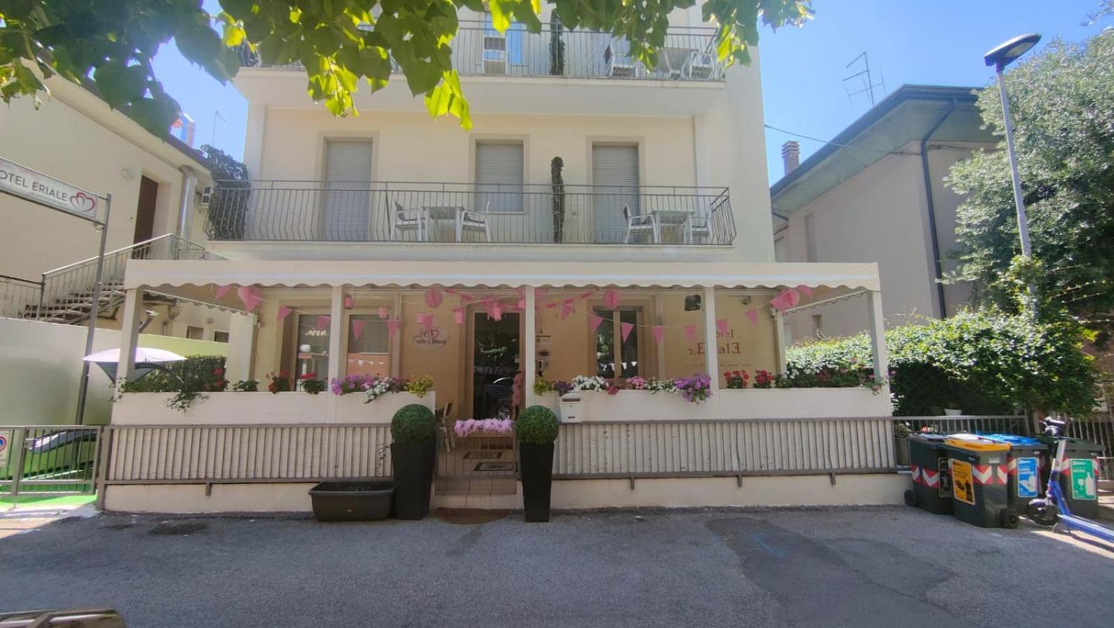 רימיני Hotel Eriale מראה חיצוני תמונה